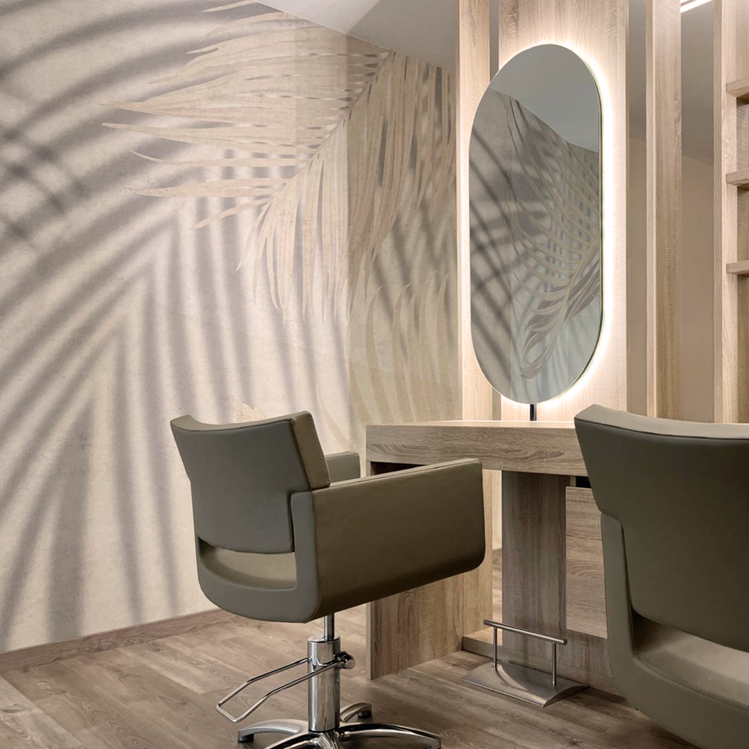 Immagine della poltrona beige area stilistica davanti ad uno specchio retroilluminato